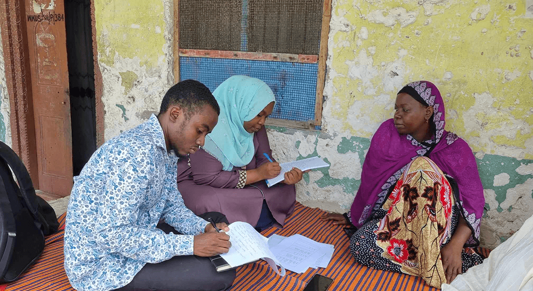 PhD student Aziza Mfaume interviews a seaweed farmer from Paje village.